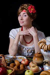 俄国女人和俄罗斯女人一起喝茶食物桌子女性糕点文化金属女孩裙子纪念品嘴唇图片