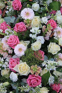 花与白玫瑰和粉红玫瑰的安排花店植物花束白色粉色植物群花瓣花朵绿色植物学背景图片