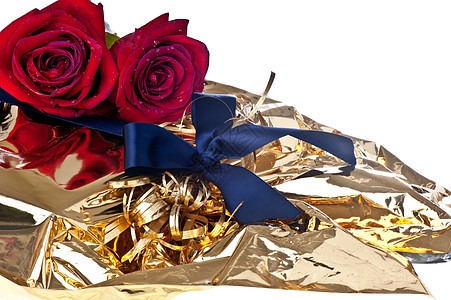 礼品包丝带礼物盒金子红色背景图片