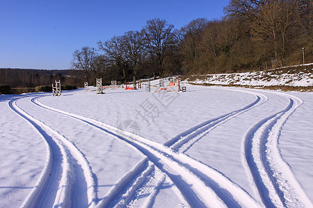 冬季积雪中的轮胎足迹墙纸阴影季节孤独驾驶汽车风暴亮点运输踪迹图片