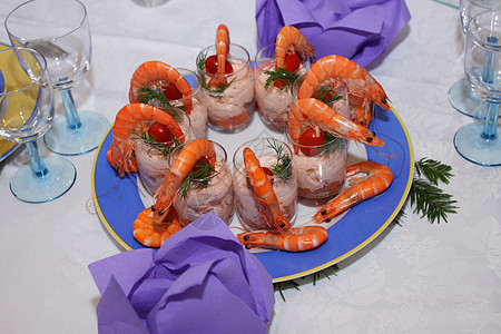 杯中虾和鲑鱼慕斯红色白色贝类营养食物动物乌贼海鲜美食午餐图片