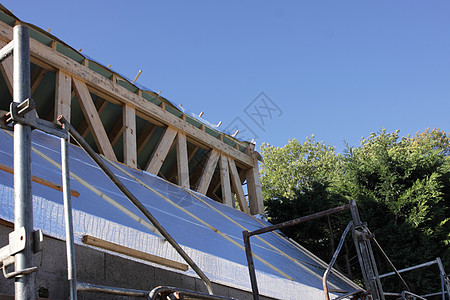 屋顶木架的建筑图案工作框架不动产改造木头蓝色房子螺柱天空装修图片