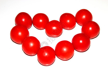 小西红柿的心脏红色小路工作室盘子食物白色背景图片