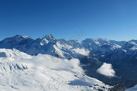 阿尔卑斯山的景象 高山上的蓝天空青鸟山脉天空寒冷爬坡蓝色丘陵背景图片