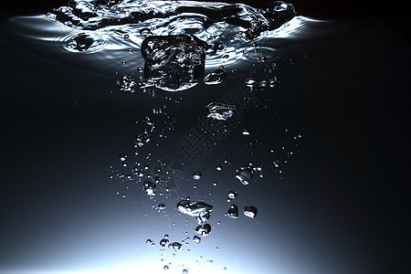 带泡沫的淡水卫生气泡液体宏观玻璃蓝色波纹摄影洁净口渴图片