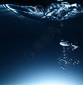 带泡沫的淡水玻璃蓝色墙纸液体水滴药品温泉口渴洁净摄影图片