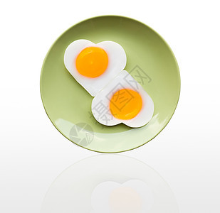 绿色菜盘上煎鸡蛋心烹饪喜悦食物产品生活盘子忠诚油炸图片