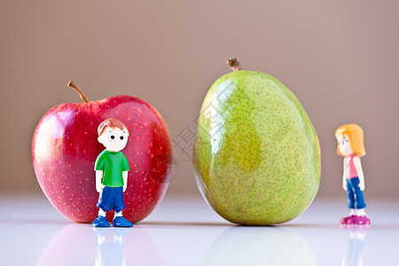 健康食品选择所压倒的女孩和男孩(梨和苹果)图片
