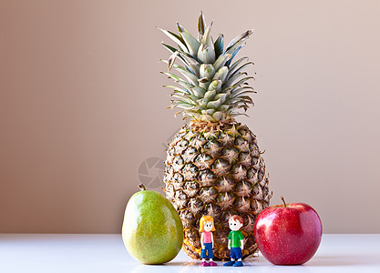 被营养选择所压倒的女童和男童Fruit菠萝男生淡绿色灰褐色玩具深红色水果女孩数字饮食图片