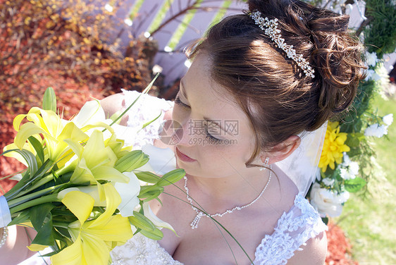新娘和她的鲜花婚礼女士花朵白色女性裙子庆典新人头发花束图片