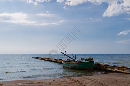 孤单渔船天空海洋支撑海岸线海岸海滩木头海景港口图片