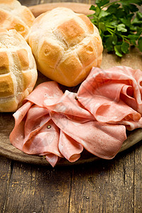 Mortadella和面包在购物板上香菜面包猪肉美食粉色小吃熏肉饮食香肠火腿图片