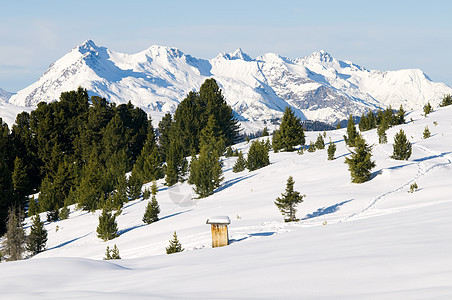 美丽的冬季风景场景阴影滑雪天气旅行季节晴天天空山脉蓝色图片