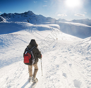 山区登山旅行滑雪滑雪者爬坡蓝色风景晴天季节登山者山脉图片