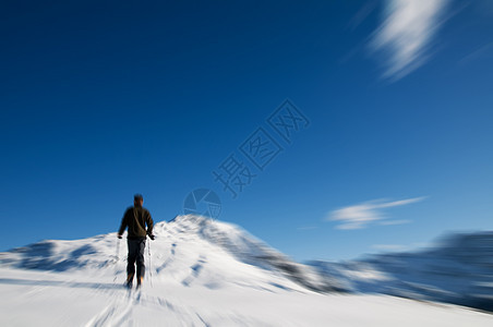 冬季登山冻结日光蓝色山脉天气登山者滑雪风景爬坡旅行图片