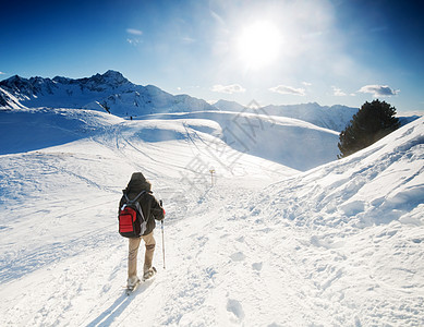 山区登山滑雪晴天男人登山者风景运动爬坡日光山脉蓝色图片