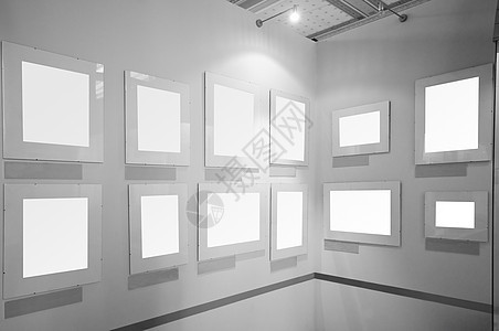 艺术画廊中的空白图片框图片