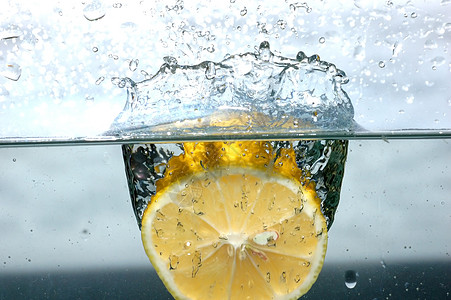 柠檬泼入水中投手松脆度速度气泡香橼口渴飞溅水果冰块晴天图片
