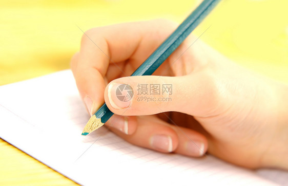 儿童手工写作桌子绘画白色铅笔文档蜡笔痕迹家庭作业床单石墨图片