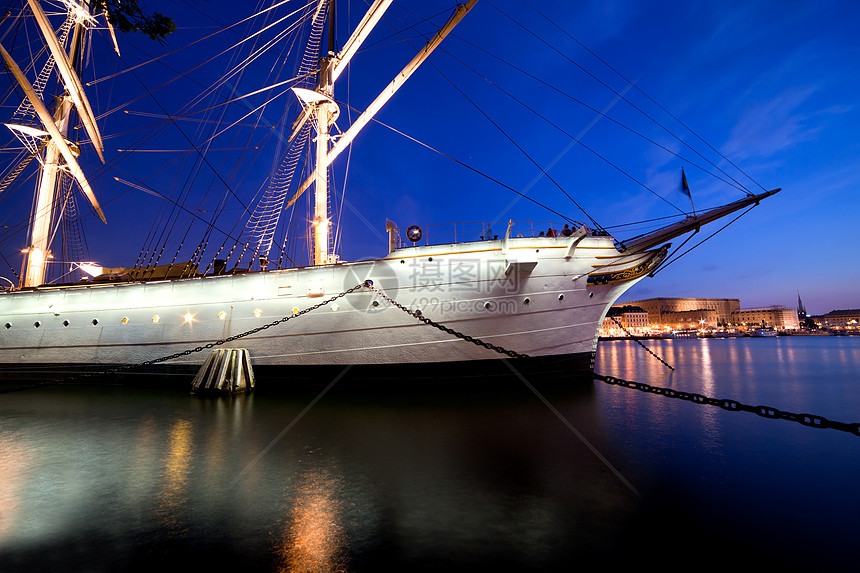 夜间在瑞典斯德哥尔摩的船舶景观航海港口首都奢华反射日落游客场景血管图片