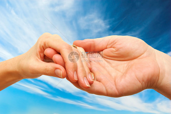 触碰情怀女性伙伴男性帮助友谊联盟女士蓝色天空图片
