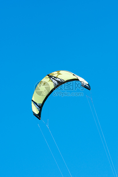 风花冲浪海滩天空竞赛蓝色享受假期空气爱好齿轮风筝图片