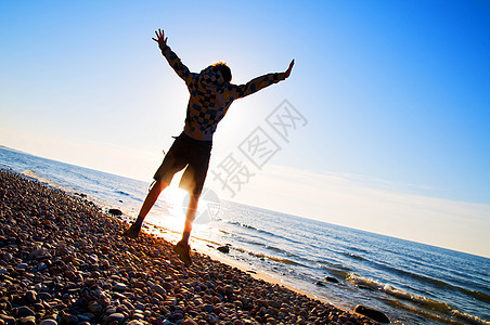 海滩风景中的幸福海洋阳光男生男人波浪喜悦旅行地平线蓝色天空图片