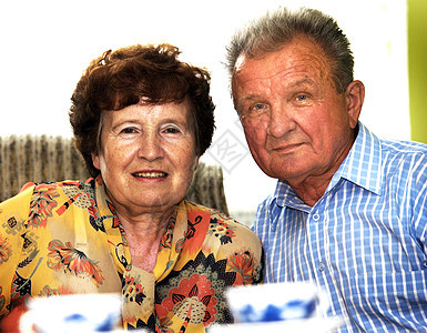 快乐笑笑的老年夫妇女士微笑夫妻退休妻子祖父丈夫家庭祖母男人图片