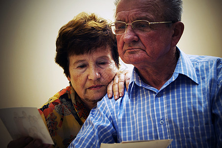 年长夫妇看旧相片祖父男人闲暇男性照片怀旧阅读记忆生活祖母背景图片