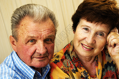 快乐笑笑的老年夫妇夫妻男人祖母妻子家庭感情微笑女性祖父退休图片