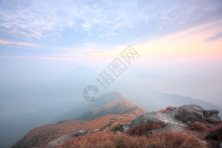 日落上山旅游岩石天气顶峰薄雾天空环境旅行太阳爬坡图片