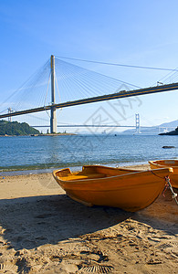舰桥下海滩上的船蓝色天空绳索皮带码头海滩沿岸海岸晴天假期图片