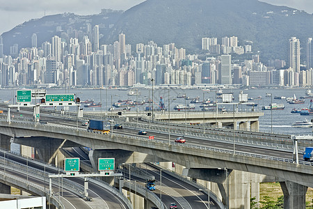 日间在城市的高速公路上建筑天空交通景观运输射线街道运动车辆蓝色图片