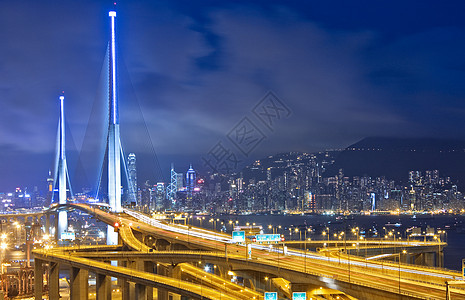 夜间在城市的高速公路上汽车场景辉光蓝色景观旅行交通天空市中心速度图片