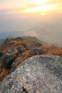 山脉日落地平线太阳旅游阴影季节旅行顶峰薄雾风景爬坡图片