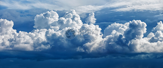 大型积聚云层 全景照片图片