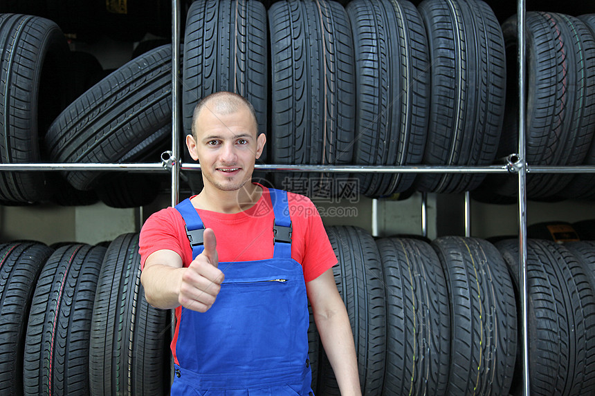 干得不错机械轮胎工人检查保养动力轮辋员工服务机械师图片