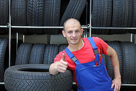 最佳服务轮胎员工检查动力机械轮辋作坊维修保养微笑图片