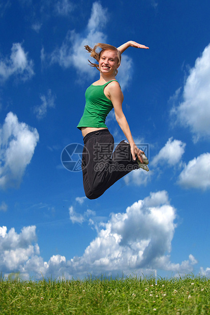 乔伊精神女士微笑青年喜悦跳绳草地女孩体操天空图片