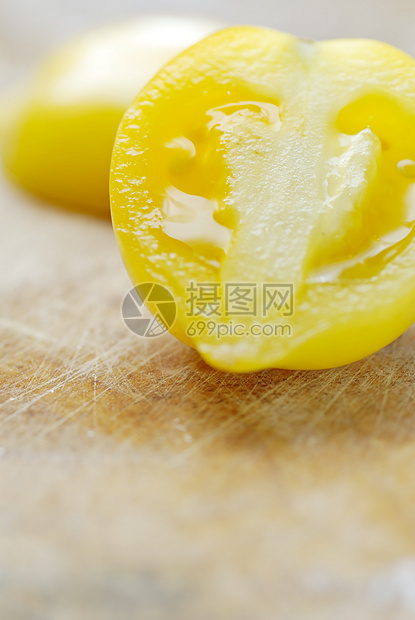 切开板上一片黄番茄宏观沙拉食物饮食种子蔬菜烹饪黄色木板水果图片