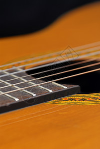 古典吉他西班牙文 黑色背景音乐声学乐器尼龙字符串艺术细绳民间指板棕色图片