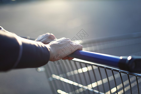 去购物杂货人类市场零售店铺购物中心蓝色超市食物购物车图片