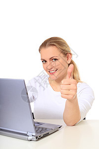 干得不错长发金发女郎互联网女士信息学电脑动力白色笔记本微笑图片
