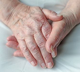 旧的皱纹手退休老年手指老年人医学拇指护理养老院图片