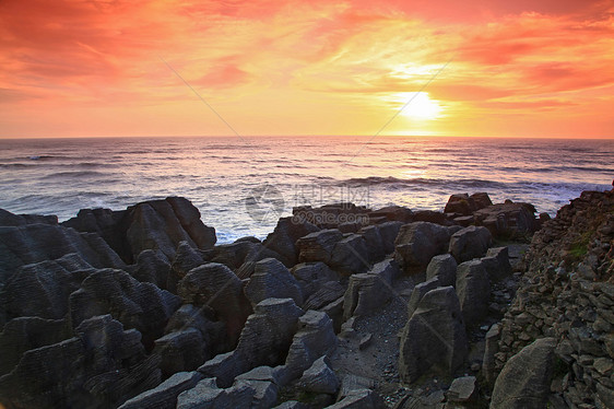 西海岸新泽亚海滩的 潘蛋糕大峡谷岩石日落图片