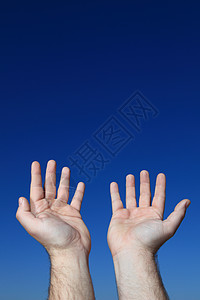 举起手来宗教天空蓝天奴性身体人类一部分背景图片