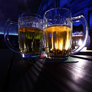 在黑暗中的啤酒反射派对气泡琥珀色玻璃餐厅泡沫液体生活庆典图片