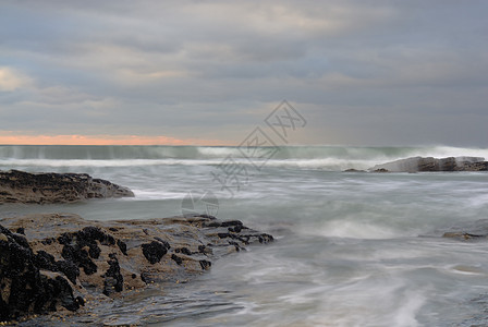 暴风海 特雷巴和斯特兰德 康沃尔地标漫谈旅行蓝色土地岩石崎岖地质学海岸岬角图片