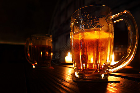 在黑暗中的啤酒餐厅气泡反射琥珀色生活玻璃酒精泡沫庆典金子图片