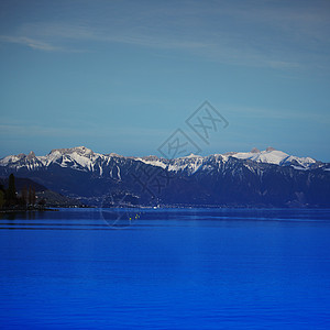 湖湖基因蓝色天空村庄反射偏光片海岸线环境帆船山脉山峰图片